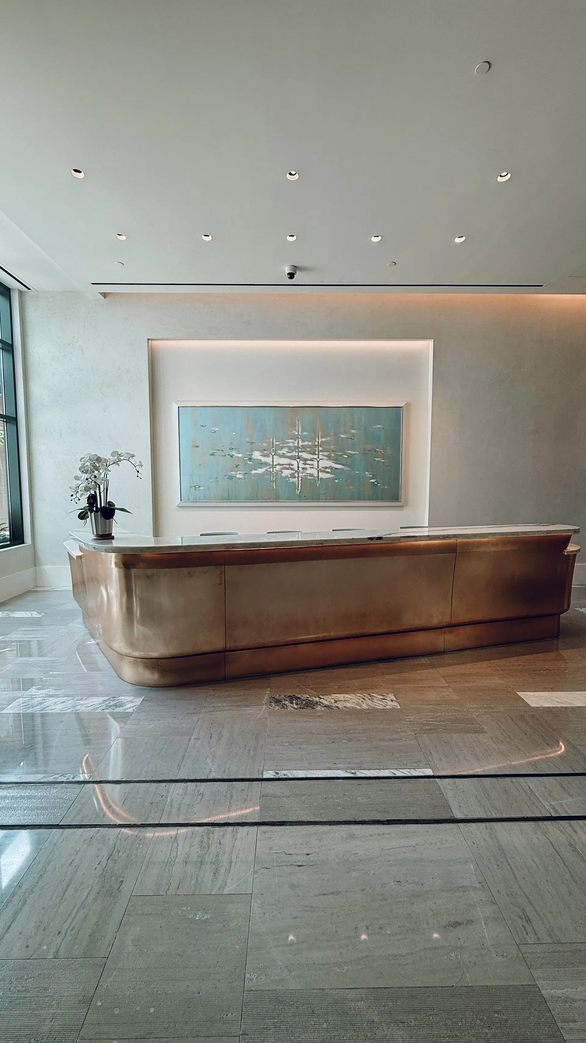 SerelliquewhiteWorks luxus lobby recepció